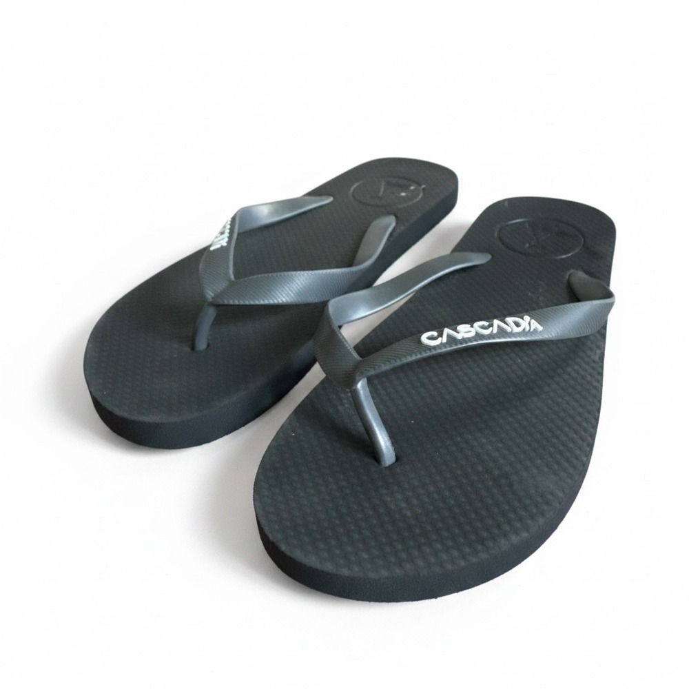 Cascadia Flip Flop Sandals Large Black Rubber Thong Logo Beach Summer Gorpcore